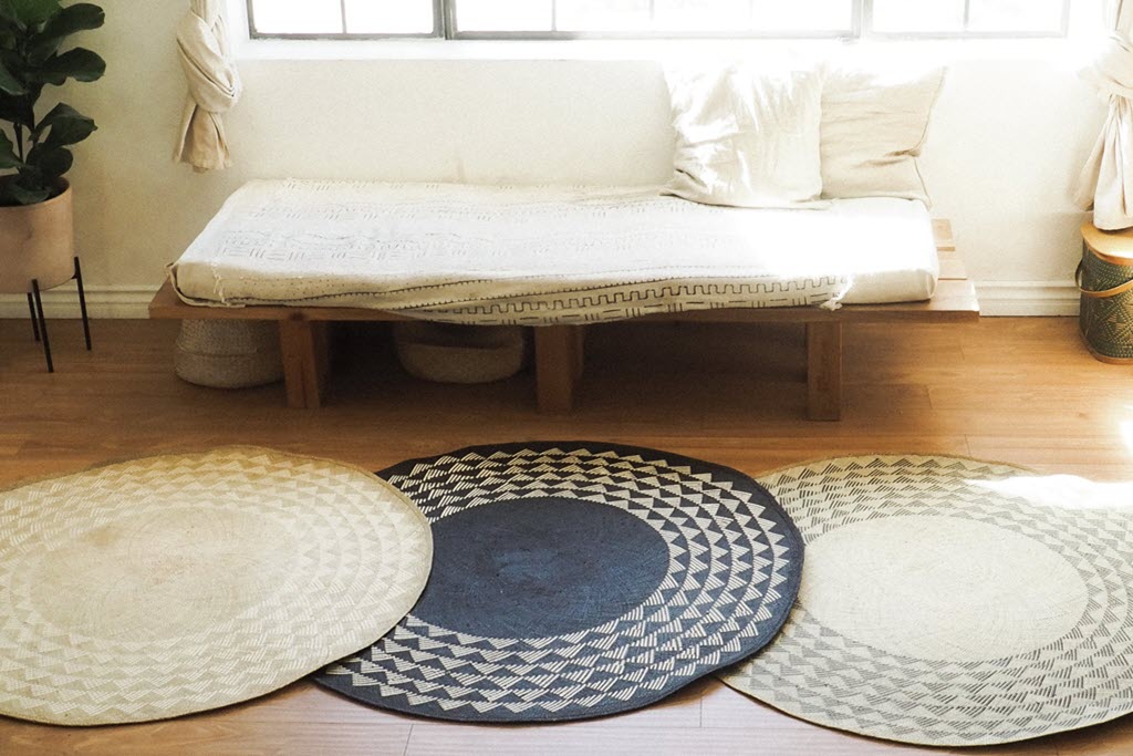 Black Triangle Mat | 4' Round | Natural Base